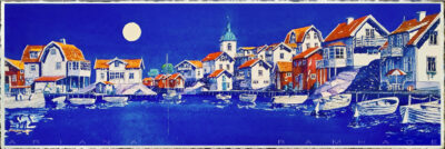 Ett brett konstverk som visar Grundsunds hamn i nattljus med röda och vita trähus, kyrkan och en stor fullmåne.