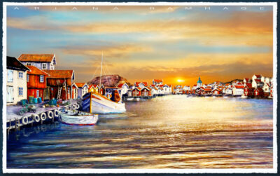 Fine Art Print av Ariana Ramhage föreställande fiskebåtar i Grundsunds hamn i varmt kvällsljus, spegelblankt vatten och bohuslänsk atmosfär.