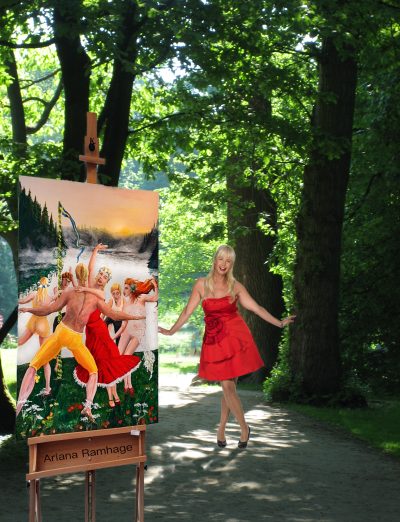 Målning av en midsommardans vid en dimhöljd sjö. Mystiska älvor dansar tillsammans med Näcken kring en blomsterprydd midsommarstång. Landskapet är svept i en tät, vacker dimma i skymningsljus.