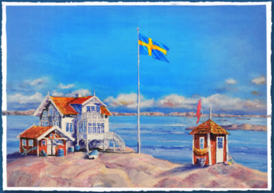 Oljemålning av Ariana Ramhage föreställande vitt kaptenshus, sjöbodar och hissad flagga i bohuslänskt kustlandskap.