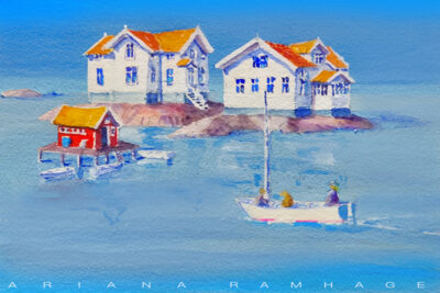 En ljusblå akvarell föreställande vita kaptenshus och en röd sjöbod vid havet. En liten eka med en hund och två människor rör sig över det klara vattnet. Inramad i vit ram med passepartout.