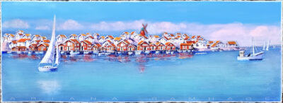 Stor panorama-akvarell av Mollösund med röda sjöbodar, vit kvarn och turkost vatten, inramad i silverram.