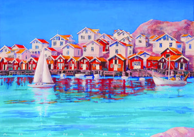 Stor oljemålning av Hällevikstrand, Bohuslän, med röda sjöbodar, vita hus, segelbåt och fiskebåt mot en klarblå himmel, målad av Ariana Ramhage.