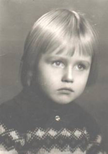 Svartvitt barnporträtt av en mycket ung Ariana Ramhage (ca 5 år gammal)