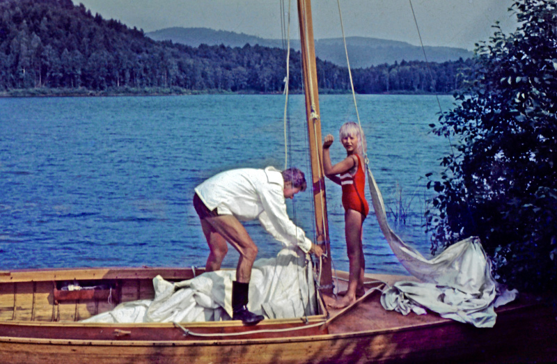 Barnporträtt av Ariana Ramhage som ung flicka, stående vidaste på en segelbåt. Snart på väg upp i masten.