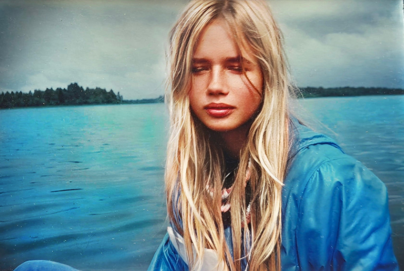 Ariana Ramhage sittande i en kajak. Ungdomsfoto.