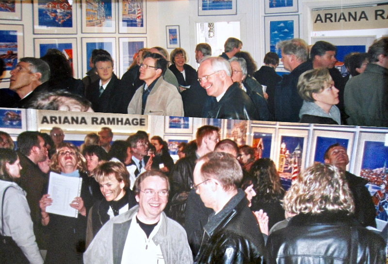 Fotografi från Ariana Ramhages välbesökta vernissage på Galleri 20 i Göteborg 1996, med väggar fyllda av maritima målningar och vimmel av besökare.