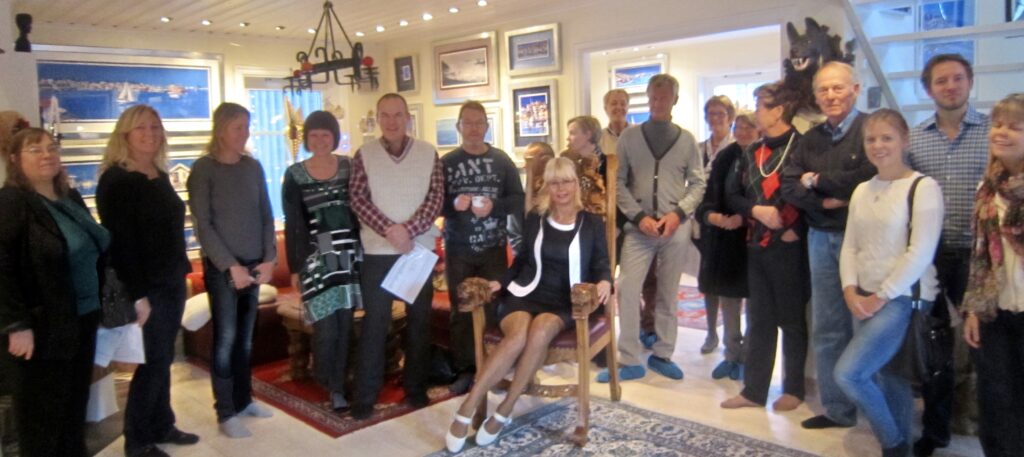 En grupp glada besökare utanför Ariana Ramhages ateljé och konstgalleri på Bäckamaden.