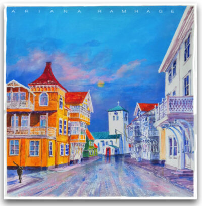 Akvarell av Kyrkogatan i Marstrand med trähus, en svart katt och Marstrands kyrka under en vacker kvällshimmel.